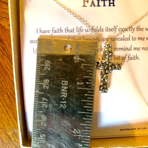 Crucifix pendant necklace - Picture 4 of 4